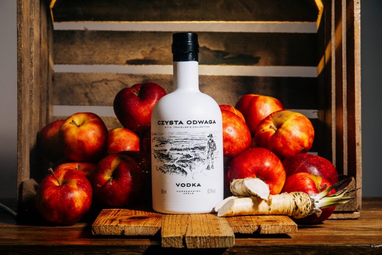 Prezent z charakterem – zestaw Czysta Odwaga chrzan–jabłko i kieliszki na nóżce