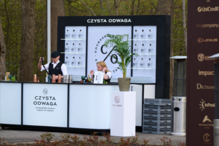 Czysta Odwaga x Omenaa Foundation – spotkanie sztuki, odwagi i wspólnych inspiracji