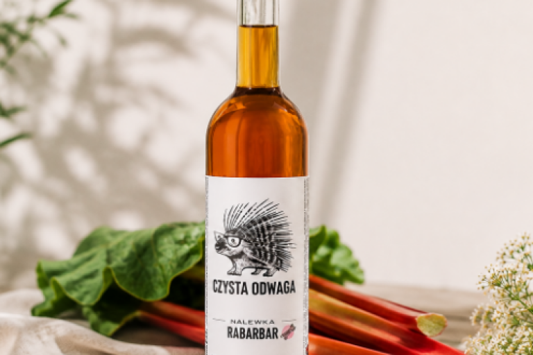 Nalewka z rabarbaru – dlaczego kojarzy się ze smakiem lata?